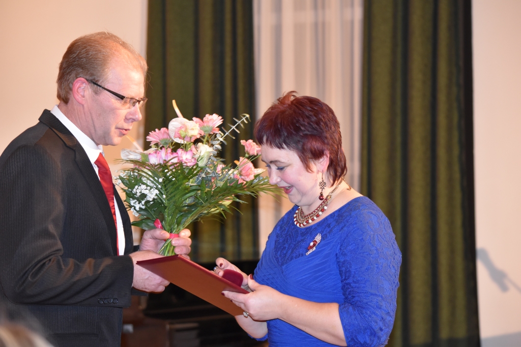 Dace Grele jau 23 gadus ir Iršu pagasta bibliotēkas vadītāja. Visus šos gadus viņa veltījusi bibliotēkas darba pilnveidošanai. Darbā — pedantiska, darbīga, sirsnīga, izpalīdzīga un idejām un iniciatīvas bagāta. Bibliotēku apmeklē dažādu vecumu ļaudis, un ikvienam Dace spēj palīdzēt. Atrod uzmundrinošu, labu vārdu, sameklē vajadzīgo grāmatu, palīdz apgūt jaunās informācijas tehnoloģijas. Organizē Dzejas dienas un vāc materiālus par pagasta vēsturi un Iršu cilvēkiem.
Autors: Guna Skaistkalne