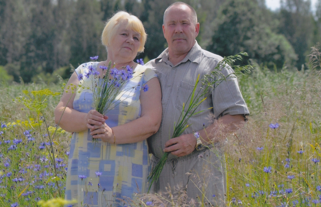 SASKAŅĀ UN MĪLESTĪBĀ. Vija Kokina kopā ar vīru Artūru rudzupuķu pļavā. Tik rudzupuķu zili un saskanīgi kopā arī aizvadīts mūžs.
Autors: no ģimenes albuma