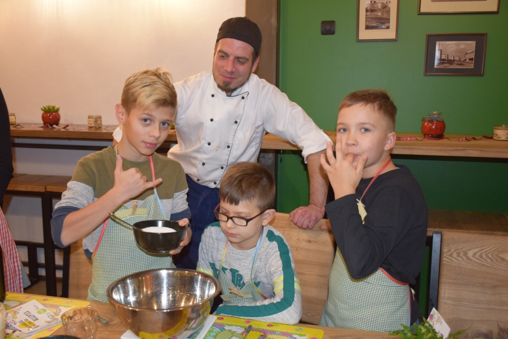 Pavārs Aigars Zemzariņš rūpīgi uzrauga, lai biskvīta mīklai vajadzīgās sastāvdaļas tiktu pievienotas vajadzīgajā daudzumā.
Autors: Agita Grīnvalde-Iruka