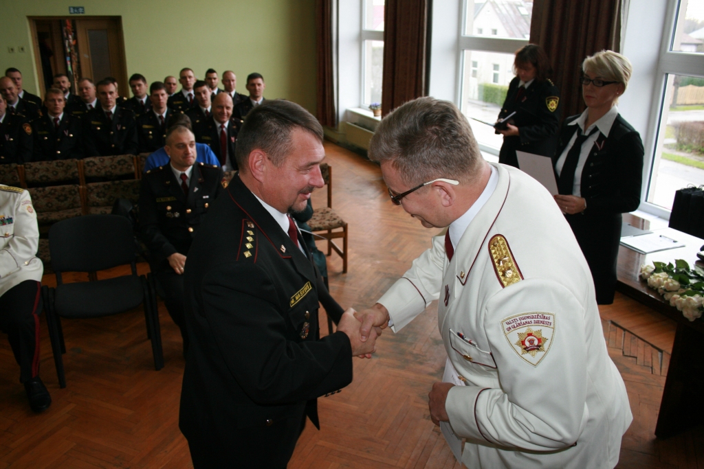 PAR PRIEKŠZĪMĪGU DIENESTU. Zemgales reģiona brigādes pateicību Jaunjelgavas posteņa komandierim kapteinim Mihailam Maškovam (no kreisās) pasniedz Zemgales reģiona brigādes komandieris pulkvežleitnants Dainis Bērziņš.
Autors: Viktors Gailis