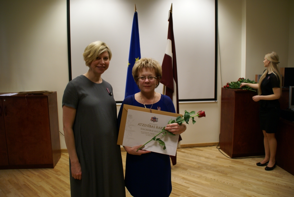 AR VESELĪBAS MINISTRI ANDU ČAKŠU, SAŅEMOT ATZINĪBAS RAKSTU. Dagmāra Eglīte ir viena no Latvijas Ģimenes ārstu asociācijas dibinātājiem un godināto mediķu vidū šogad bija vienīgā ģimenes ārste.
Autors: no Veselības ministrijas