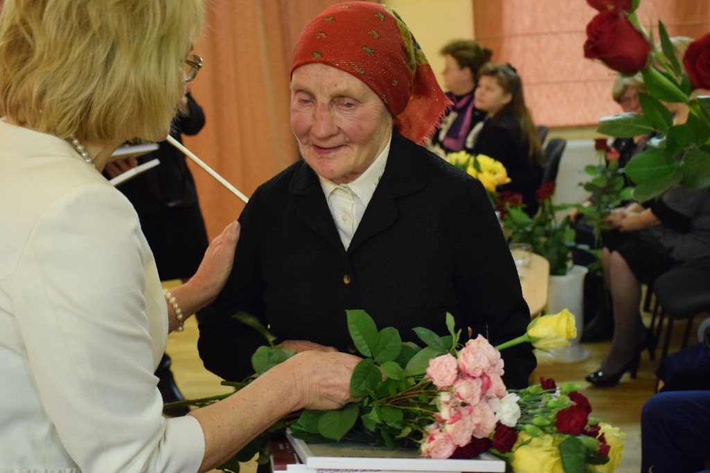 Zalves labais gariņš. Ziedi Veltai Balodei, kura, būdama jau sirmā vecumā, nesavtīgi palīdz daudziem zalviešiem, ir aktīva baznīcas draudzes dzīvē.
Autors: Imants Kaziļuns