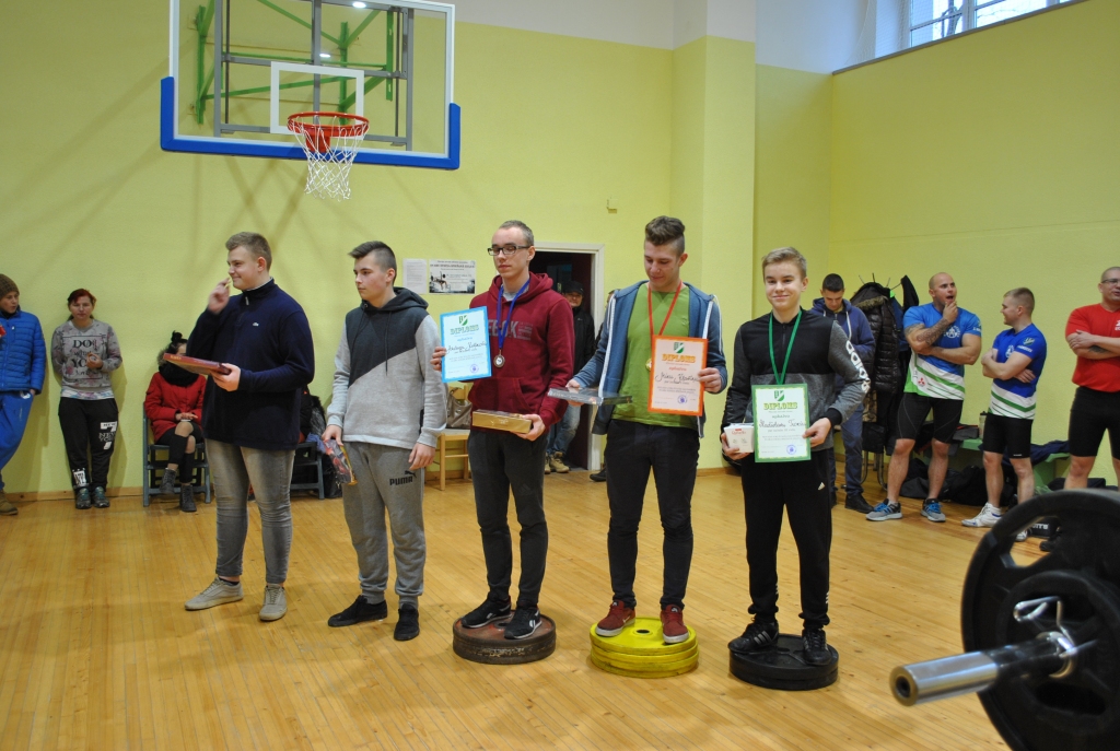 SPĒCĪGĀKIE JAUNIEŠI Pļaviņu atklātajās sacensībās svaru stieņa spiešanā guļus.
Autors: Sandra Pumpure