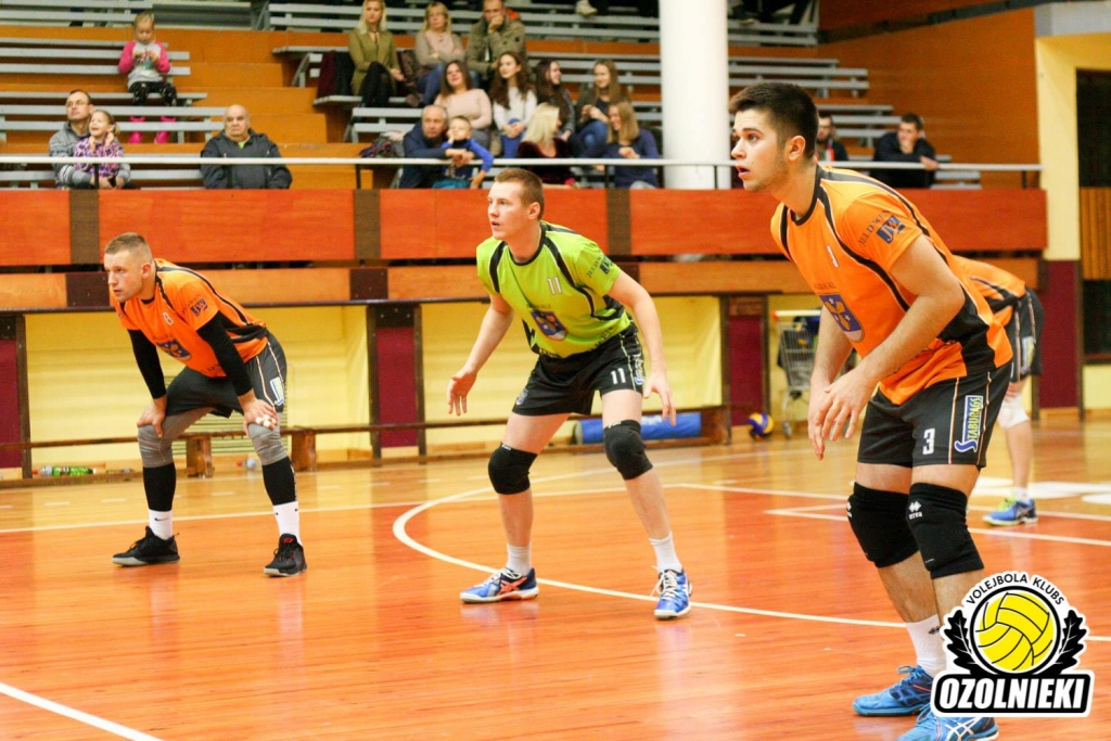 Gatavi bumbu uzņemt! Vienības “VK Aizkraukle” spēlētāji.
Autors: no “VK Ozolnieki”