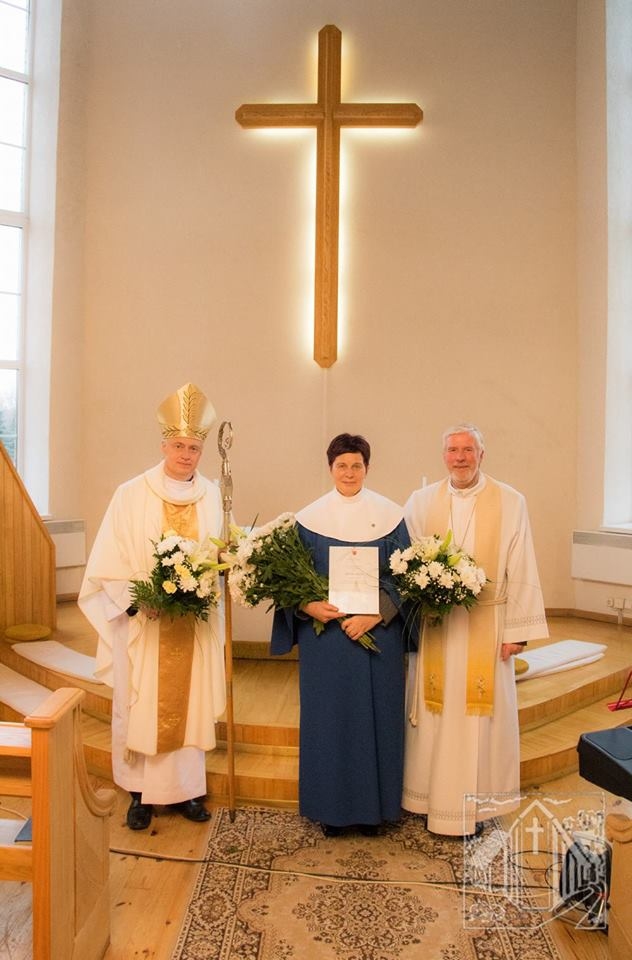 KALPO JAU 27 GADUS. Kristus Spēka Aizkraukles evaņģēliski luteriskās baznīcas draudzes priekšniecei Anitai Rasai apbalvojumu — nozīmi “Uzticības vairogs” — pasniedza Daugavpils diecēzes bīskaps Einārs Alpe (no kreisās). Draudzē viņa kalpo jau 27 gadus, no tiem 10 gadus bijusi draudzes priekšnieces vietniece, bet pēdējos 17 gadus — draudzes priekšniece. Līdzās — Sēlpils iecirkņa prāvests, draudzes mācītājs Ainars Spriņģis. “Esmu ļoti saviļņota. Apbalvojumu nēsāšu tikai Baznīcas un draudzes svētkos,” saka Anita Rasa.
Autors: no Kristus Spēka Aizkraukles evaņģēliski luteriskās draudzes  “Facebook” vietnes