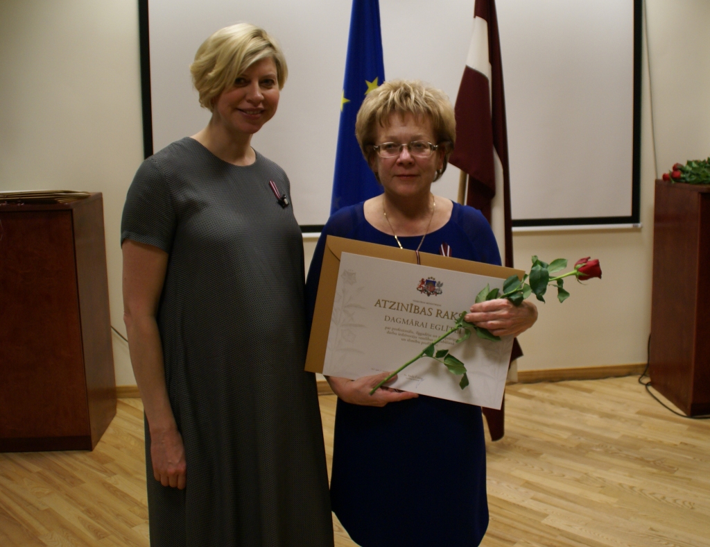 AR VESELĪBAS MINISTRI ANDU ČAKŠU, SAŅEMOT ATZINĪBAS RAKSTU. Dagmāra Eglīte ir viena no Latvijas Ģimenes ārstu asociācijas dibinātājiem un godināto mediķu vidū šogad bija vienīgā ģimenes ārste.
Autors: no Veselības ministrijas