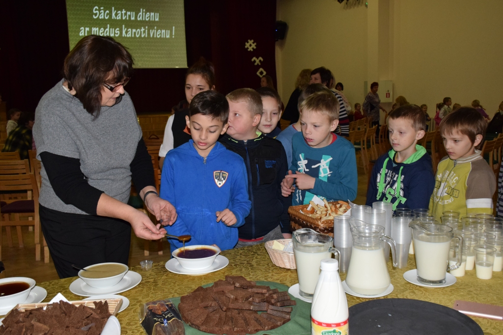 Katram pa ēdamkarotei. Medus garšo arī Vecbebru sākumskolas klašu audzēkņiem.