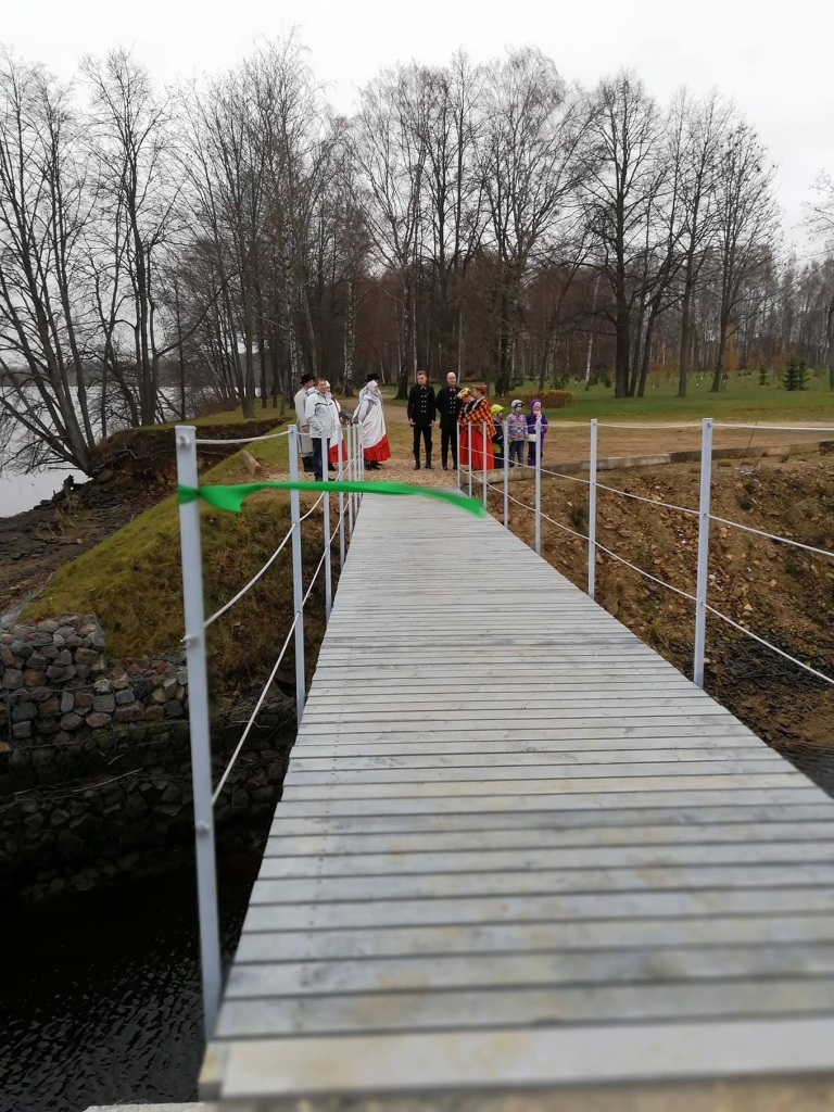 Latvijas Republikas proklamēšanas gadadienai veltītajā pasākumā Likteņdārzā atklāja tiltiņu. Tas izbūvēts par Latvijas “Rotary” kluba dāvinātajiem līdzekļiem.                         Foto no Likteņdārza
Autors: no Likteņdārza