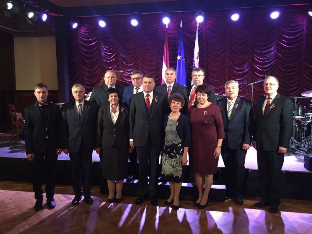 Mirklis piemiņai. Artis Kronītis (pirmajā rindā pirmais no kreisās), Neretas novada domes vadītājs Arvīds Kviesis, Jaunjelgavas novada domes priekšēdetājs Guntis Libeks (pirmais no labās) pieņemšanā pie Valsts prezidenta Raimonda Vējoņa.