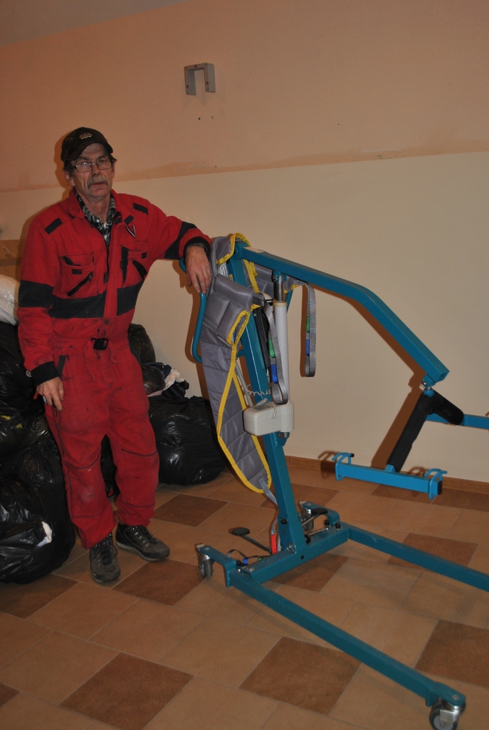 DARBOJAS TEICAMI — par atvestajām lietām saka sociālās aprūpes centra tehniskais strādnieks Pēteris Skābarnieks.