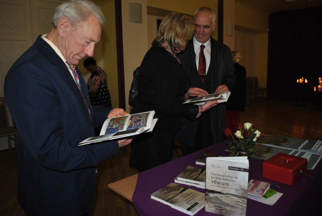 PIRMIE PIRCĒJI jaunajai grāmatai bija Latvijas Republikas proklamēšanas gadadienai veltītā pasākuma Pļaviņās apmeklētāji.
