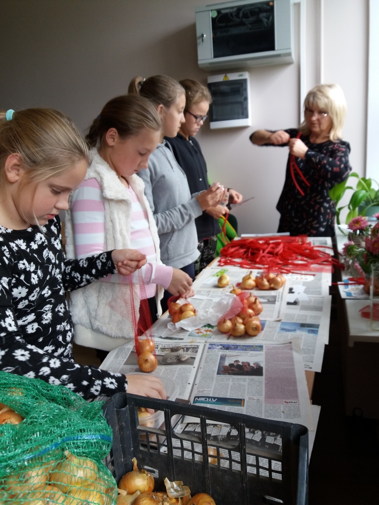 Fasēšanas “darbnīca”. Skolotāja Rita Trukša (centrā) ar palīgiem.
Autors: Lidija Ozoliņa