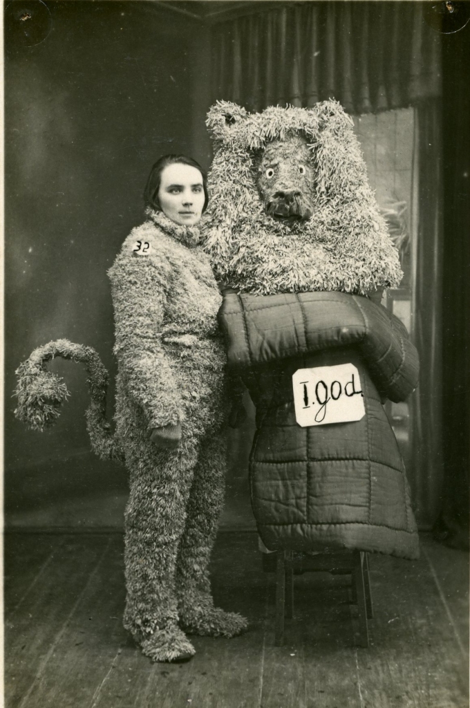 Lauva — godalgotā maska. Alise Pētersone Jaunjelgavā.                                                     Fotogrāfs nezināms
Autors: no Aizkraukles Vēstures un mākslas muzeja arhīva