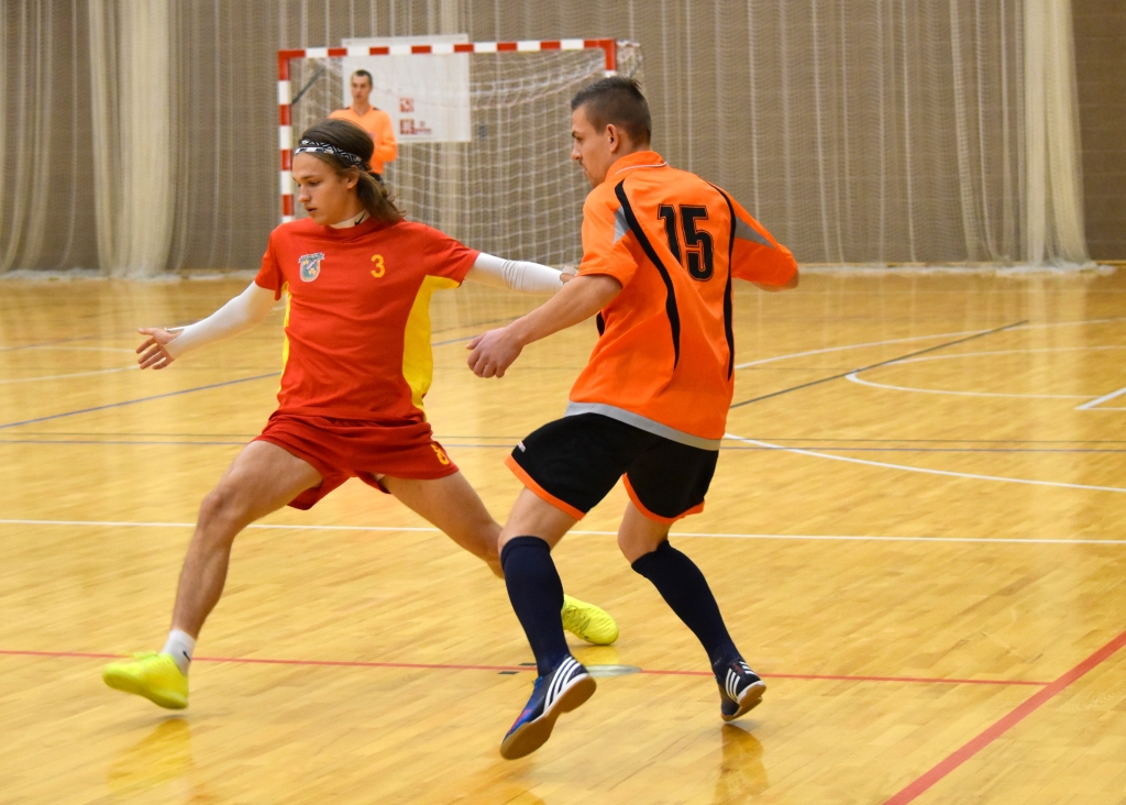 Jaunais talants. Profesionālais U21 Latvijas izlases spēlētājs Ingars Sarmis Stuglis (no kreisās) čempionātā spēlē vienības “Skrīveri” sastāvā.