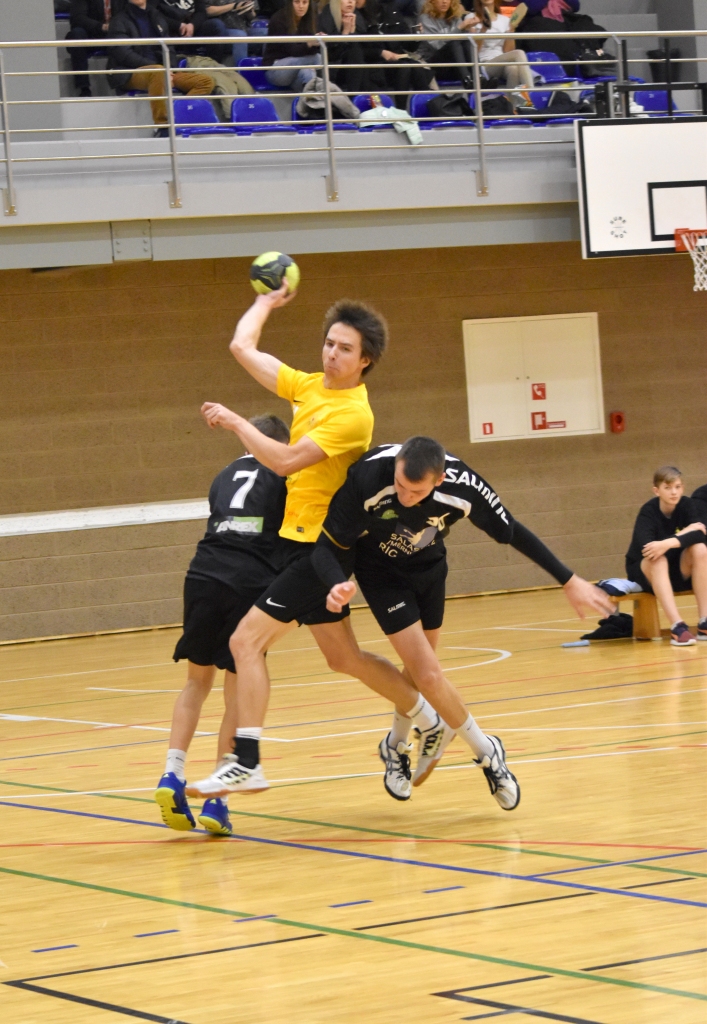 Neapturamais! Skrīverietis Artūrs Beļūns, pat būdams iespiests starp pretiniekiem, neapstājas un turpina uzbrukumu.