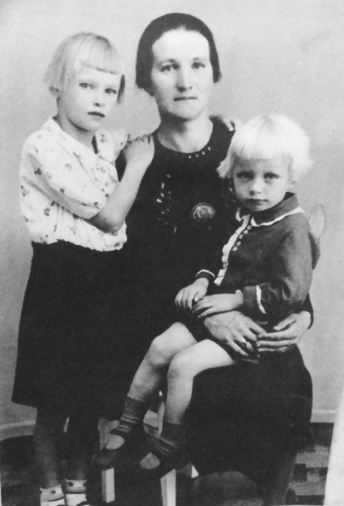 ATMIŅAS. Milda Baumane kopā ar mammu un četrus gadus jaunāko brāli.
Autors: no personīgā albuma