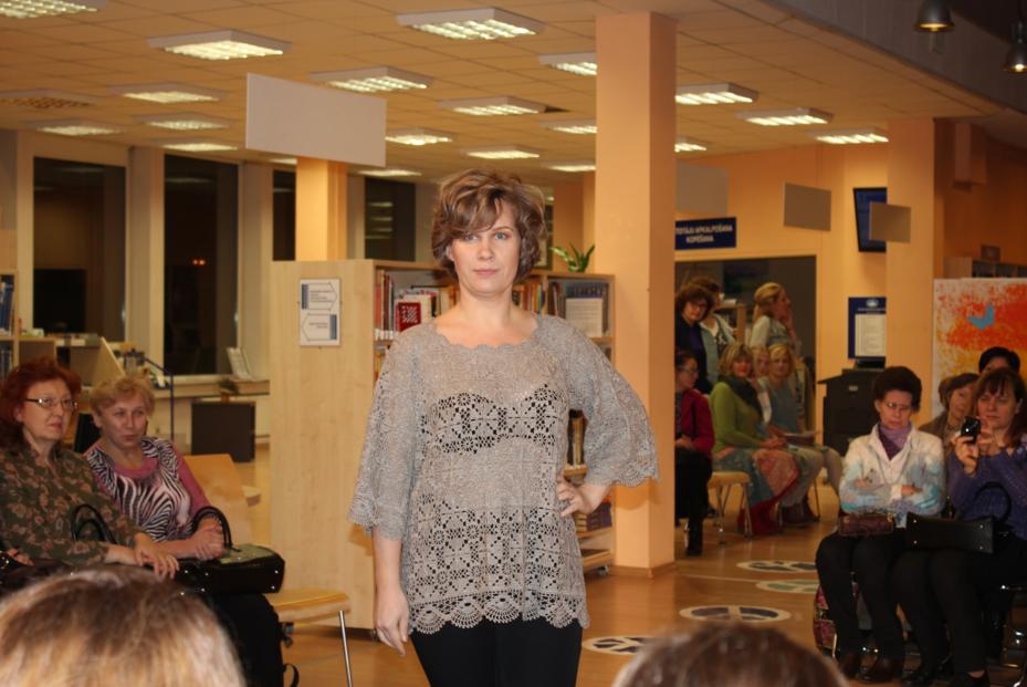 Ingas darinātos tērpus — 
tuniku un svārkus — demonstrē modeles.
Autors: no mājaslapas rcb.lv  mājaslapas