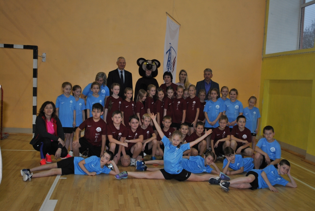 JAUNĀKIE DALĪBNIEKI projektā — 3.a un 3.b klases skolēni ar skolotājiem un viesiem.