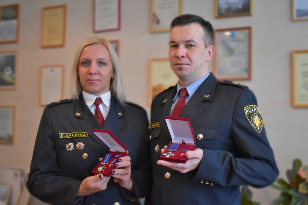 PAR PRIEKŠZĪMĪGU DARBU. Aizkraukles iecirkņa Kriminālpolicijas nodaļas priekšnieka vietniece majore Evita Galviņa un Aizkraukles iecirkņa Kārtības policijas nodaļas priekšnieks pulkvežleitnants Gatis Strazdiņš ar saņemtajiem apbalvojumiem.                                                               Imanta Kaziļuna foto
Autors: Imants Kaziļuns