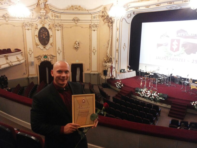 LATVIETIS — TO VIENMĒR UZSVER. Aizkraukles jaunsargu instruktors Gints Kokins svinīgajā pasākumā ar saņemto pateicību.
Autors: no Ginta Kokina albuma