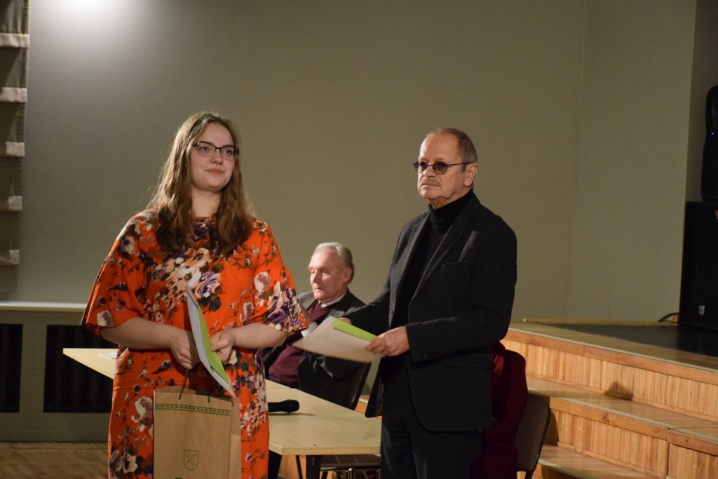 BALVA NO REŽISORA. Literārā konkursa laureāti Andreja Upīša Skrīveru vidusskolas 12. klases skolnieci Ilvu Viļumu apbalvo režisors Edmunds Freibergs.