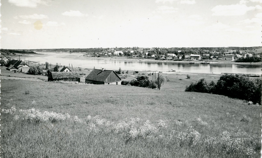 Skats uz Jaunjelgavu. Pagājušā gadsimta trīsdesmitajos gados uzņemtā fotogrāfija no Skrīveru puses. Attēlā redzama arī pārceltuve, kas savienoja abus Daugavas krastus.
Autors: no muzeja arhīva