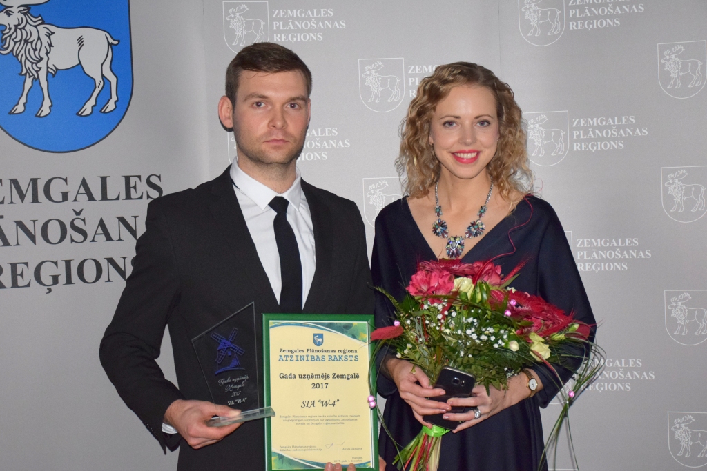 Turpina tēva iesākto. Jaunjelgavas novada uzņēmējs Lauris Vāvers un draudzene Nelda.