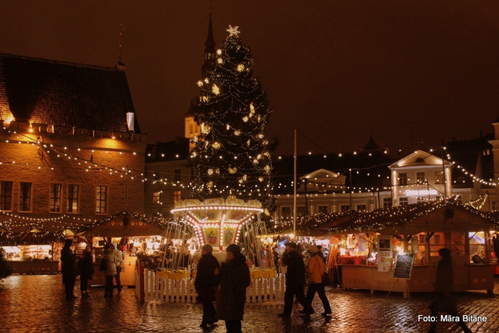 Tallinas Rātslaukumā Ziemassvētku tirdziņš piesaista ar savu pasakaino noskaņu, kurā viss šķiet iespējams! Ziemassvētku tirdziņa centrālais objekts ir Igaunijas galvenā un Eiropas pirmā Ziemassvētku egle, kuras tradīcijas sniedzas līdz 1441. gadam.
