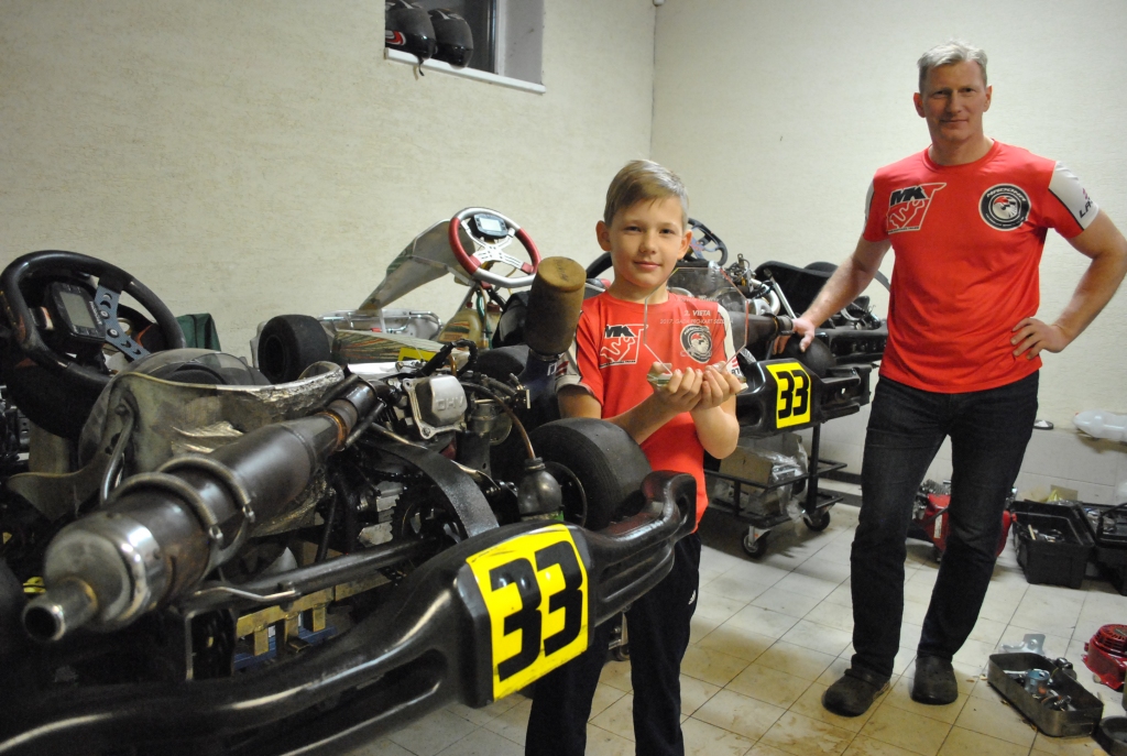 Mērķis sasniegts. Gan Edgars (no labās), gan Kārlis ir priecīgi un gandarīti par paveikto, jo ir sasniegts sezonas sākumā izvirzītais mērķis — Edgaram TK Senior klasē ierindoties pirmajā piecniekā, kas arī paveikts, iegūstot piekto vietu kopvērtējumā, Kārlim — pirmais trijnieks.