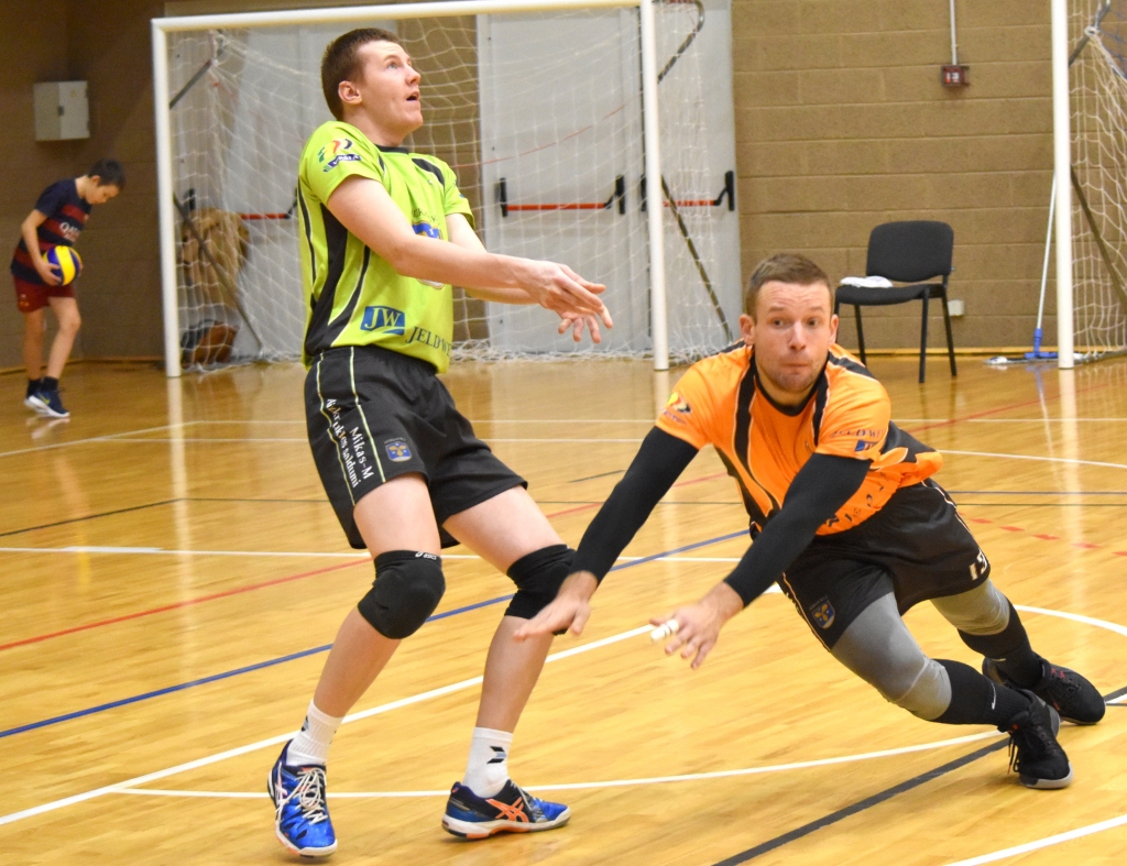 Jāpaņem! Vienības “VK Aizkraukle” spēlētāji trīs setu mačā piekāpās Ventspils volejbolistiem.