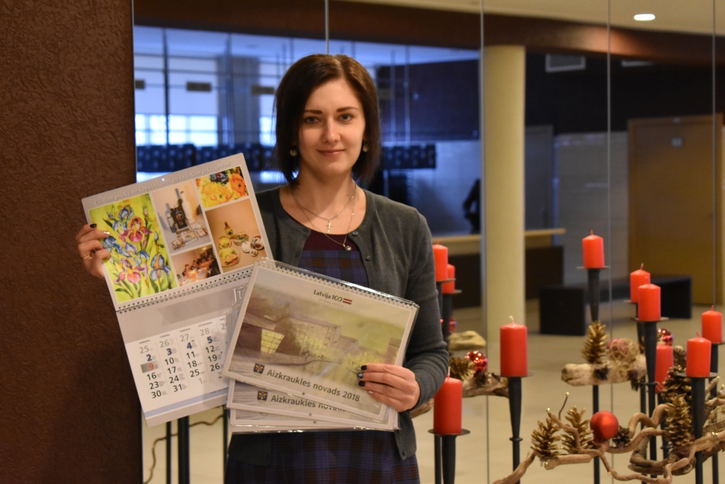 Košs un īpašs! Aizkraukles novada tūrisma informācijas punktā pie speciālistes Līgas Ciematnieces var iegādāties jaunos 2018. gada kalendārus.