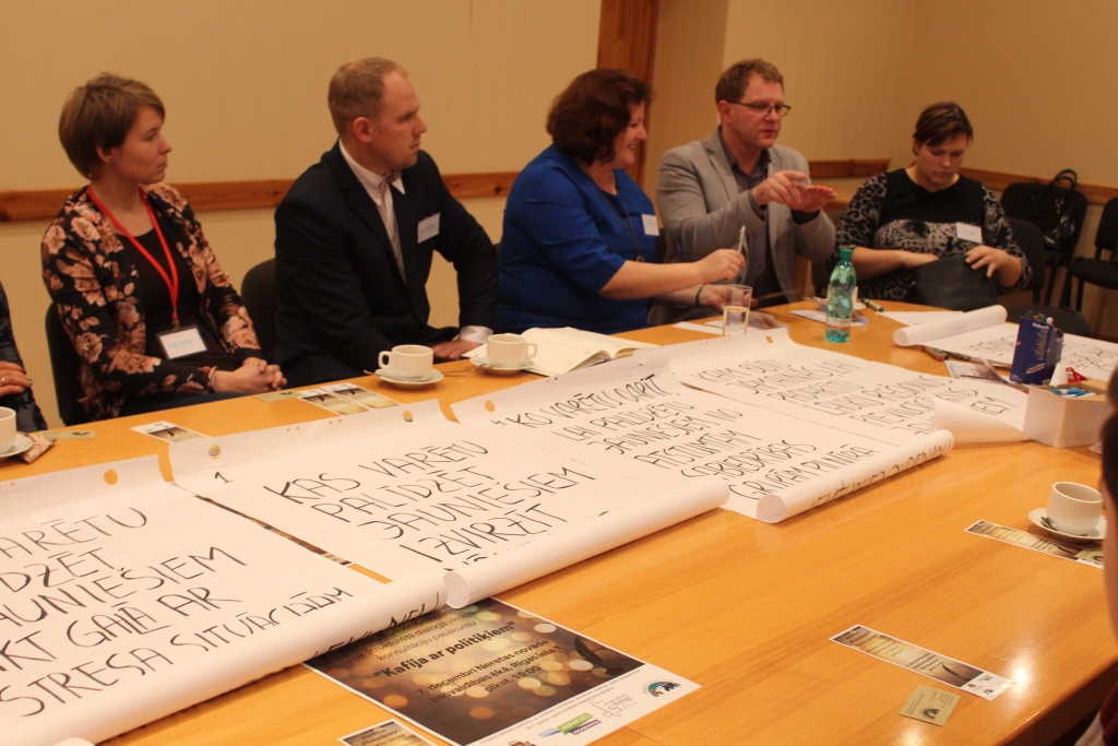 IDEJU NETRŪKST. Neretas novada pašvaldības pārstāvji un novada jaunieši spriež par to, kā motivēt jaunus cilvēkus atgriezties un darboties arī laukos.
Autors: Daiga Meldere