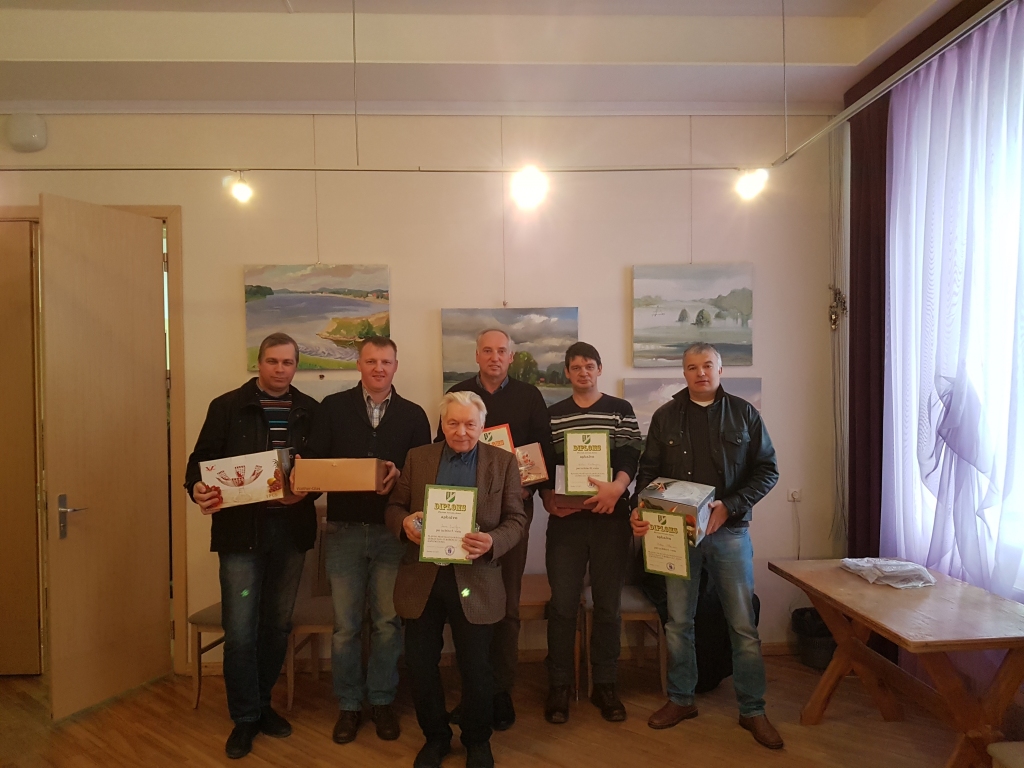 Satiekas spēcīgākie. Gada kopvērtējuma laureāti — (priekšplānā) Ivars Smilga, otrajā rindā no kreisās — Ivo Saksis, Andris Ručs, Uldis Melderis, Ģirts Kiršbergs un Matīss Mitenieks.
Autors: no Ulda Meldera albuma