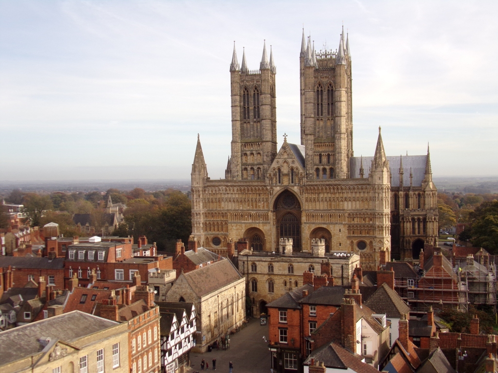 MAJESTĀTISKĀ LINKOLNAS KATEDRĀLE. Tāda tā redzama no pils skatu torņa.
