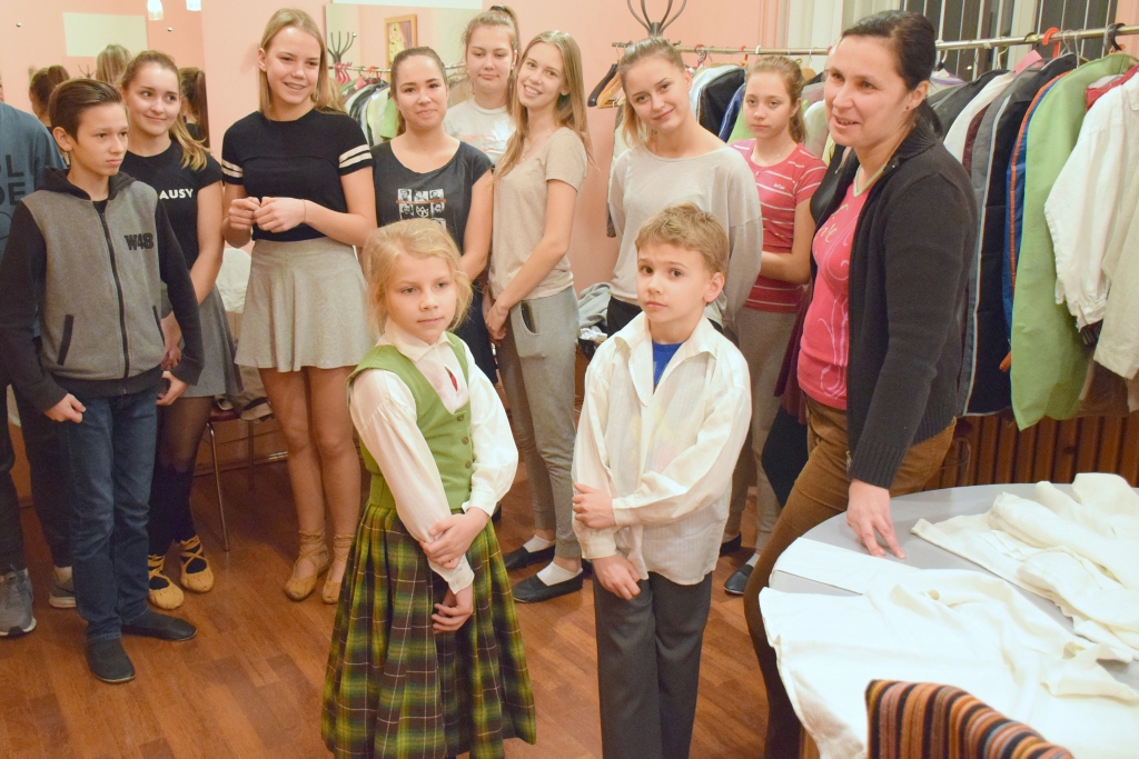 Pielaikošana. Jaunieši un mazākie dejotāji pielaiko tērpus. Brālis Endijs un māsa Laura (priekšplānā) Gitas Skudras vadībā sestdien dejos savā pirmajā koncertā.