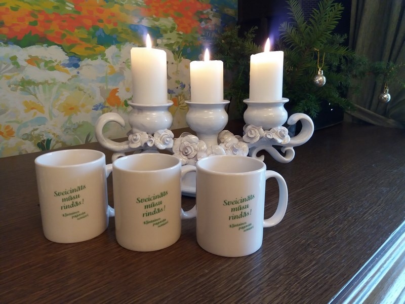 Šādas krūzītes saņēma tie, kuri šogad pievienojās senioru pulkam.