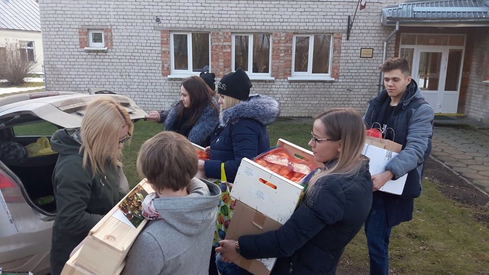 DĀVANAS SABRAUKUŠAS! Sēlijas novadu apvienības jauniešu padomes “SēJa” pārstāvji ar dāvanām ieradušies Salas pagasta “Saulstaros”.
Autors: Jurita Matuseviča