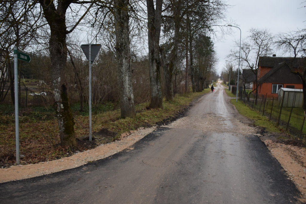 Ziedu iela. 2012. gadā izbūvētā iela izrādījās brāķis. Lai gan uzņēmējs līgumā bija solījies jebkādus defektus garantijas termiņā novērst, to nedarīja.
Autors: Imants Kaziļuns
