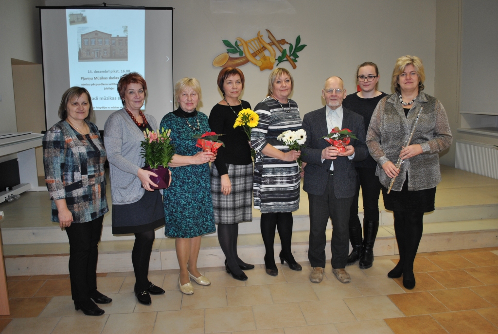 RADOŠS KOLEKTĪVS. No kreisās — Maija Kīne, Dita Ārgule, Daina Penģerote, Sigita Vilkaplātere, Sarmīte Ambaine, Kārlis Strazdiņš, Jeļena Nitecka un Aiva Siliņa. Attēlā nav Ivetas Bērziņas,  Sarmītes Violas  Kokamegi un Gintas Meņģeles.
Autors: Sandra Pumpure