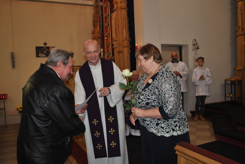 DRAUDZES BALSTS — iepriekšējais draudzes vecākais Arvīds Grudulis (no kreisās), priesteris Pēteris Alusiks un tagadējā draudzes vecākā Valentīna Babre.