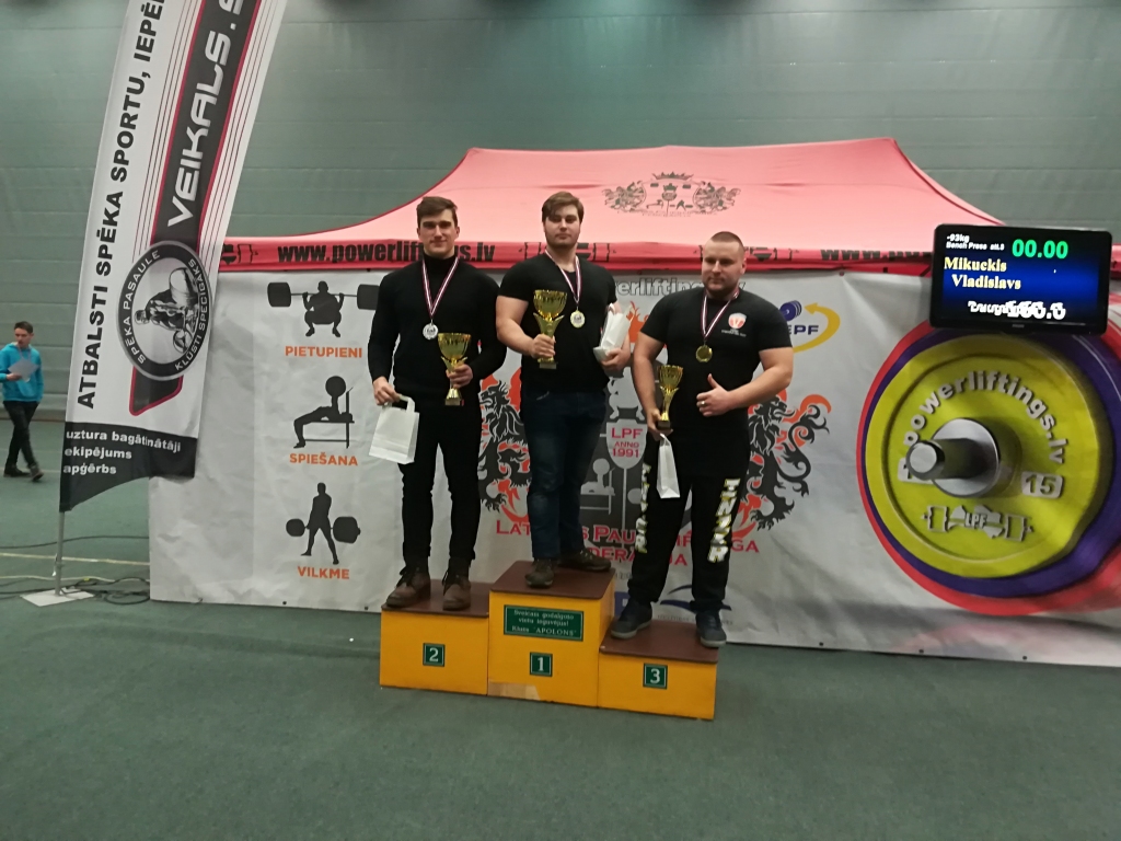 Labākais starp labākajiem. Aiz­kraukles sporta centra komandas pārstāvis Oļegs Kudrjavcevs (vidū) uzspieda 195 kg, izcīnot pirmo vietu savā svara kategorijā un uzrādot absolūti labāko junioru grupas rezultātu.
Autors: no personīgā arhīva