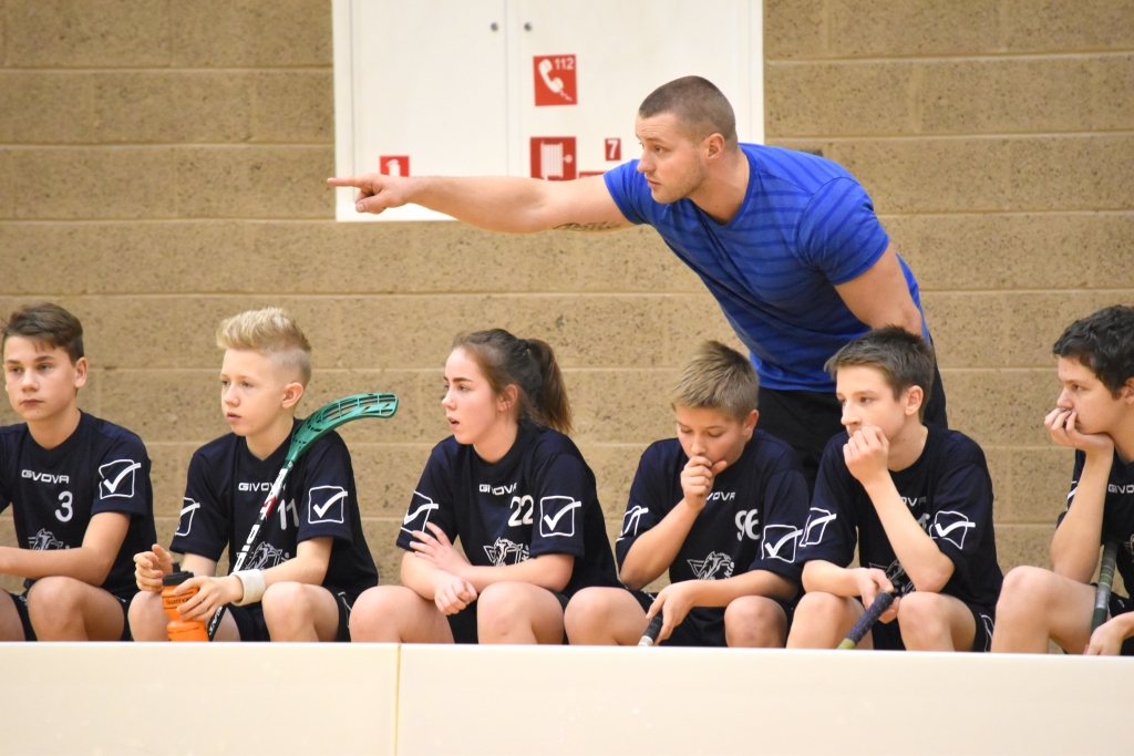 “Tur jāveido uzbrukums un jādara tā...” Vienības “ANV Aizkraukle” treneris Kaspars Židovs spēlētājiem dod padomu, kā izlauzties cauri pretinieku aizsardzībai.