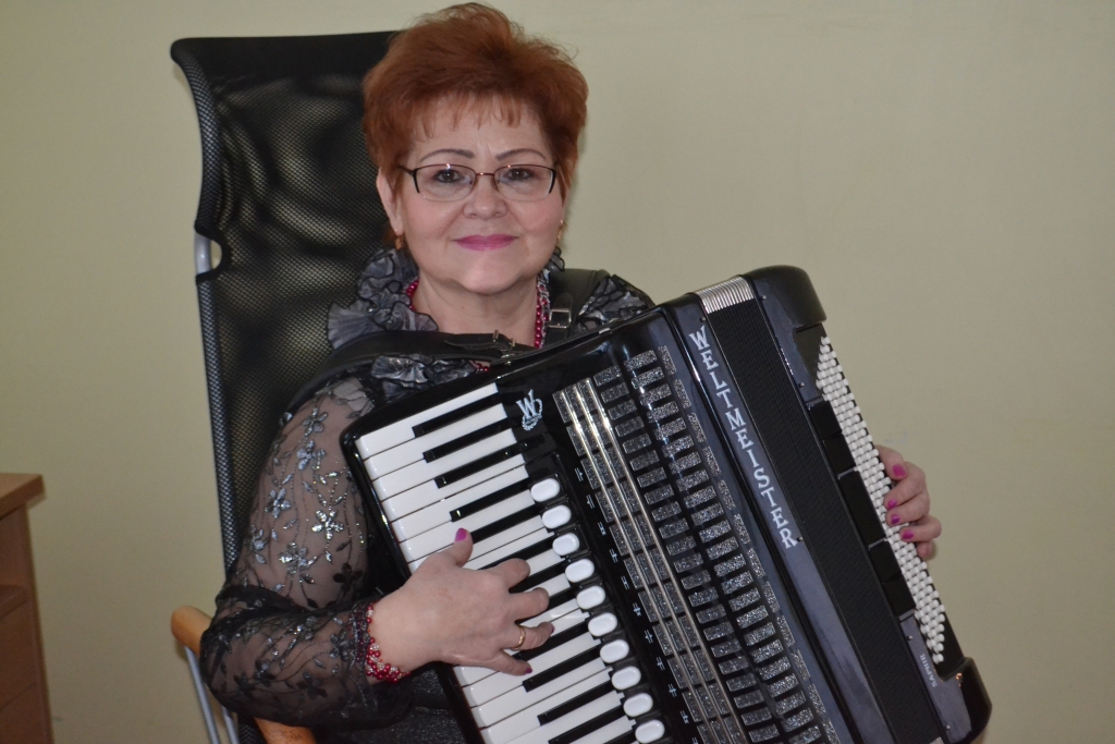 Natālija Juškeviča. Viņa māk spēlēt gan klavieres, gan akordeonu, tomēr tautas instruments esot akordeons, jo tam ir bagāts, košs skanējums — ar to var izspēlēt katras tautas raksturu.