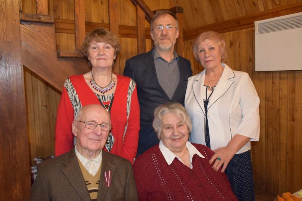 Bagāts jubilārs. Mazzalvietis Jānis Tauriņš (pirmajā rindā no kreisās) 95 gadu jubilejas svinībās kopā ar meitām Zelmu (blakus), Hildu (otrajā rindā no kreisās) un Anitu (no labās) un dēlu Jāni. Smaida diemžēl uz svinībām ierasties nevarēja.
Autors: Agita Grīnvalde-Iruka