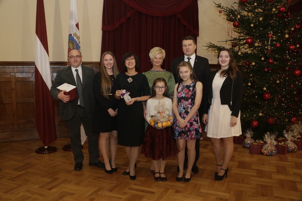 BRĪDIS KOPĀ. Barkānu ģimene kopā ar Valsts prezidentu Raimondu Vējoni un viņa kundzi Ivetu Vējoni iededza Ziemassvētku eglīti pie Rīgas pils.
Autors: no Valsts prezidenta kancelejas