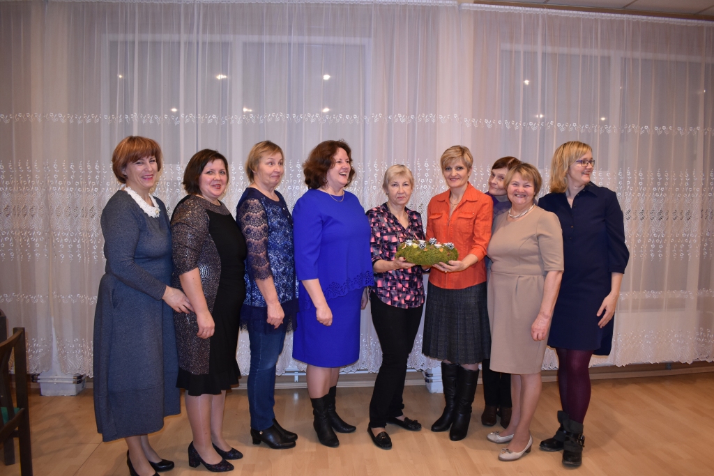 SVĒTKU BRĪDĪ. Mazzalves pagasta biedrības “Ērberģietes” dalībnieces.
Autors: no biedrības “Ērberģietes”