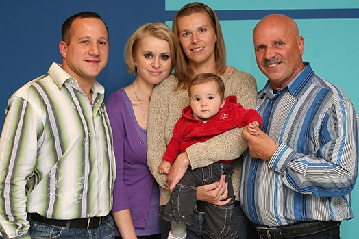 Baumaņu ģimene — Ivica Jendroks (no kreisās), Iveta, Solvita ar mazo Diānu un Imants. Tagad Diānai jau ir pieci gadi, un viņa pirmo reizi kopā ar ģimeni uzstāsies baznīcā.
Autors: no  Aizkraukles luterāņu baznīcas arhīva