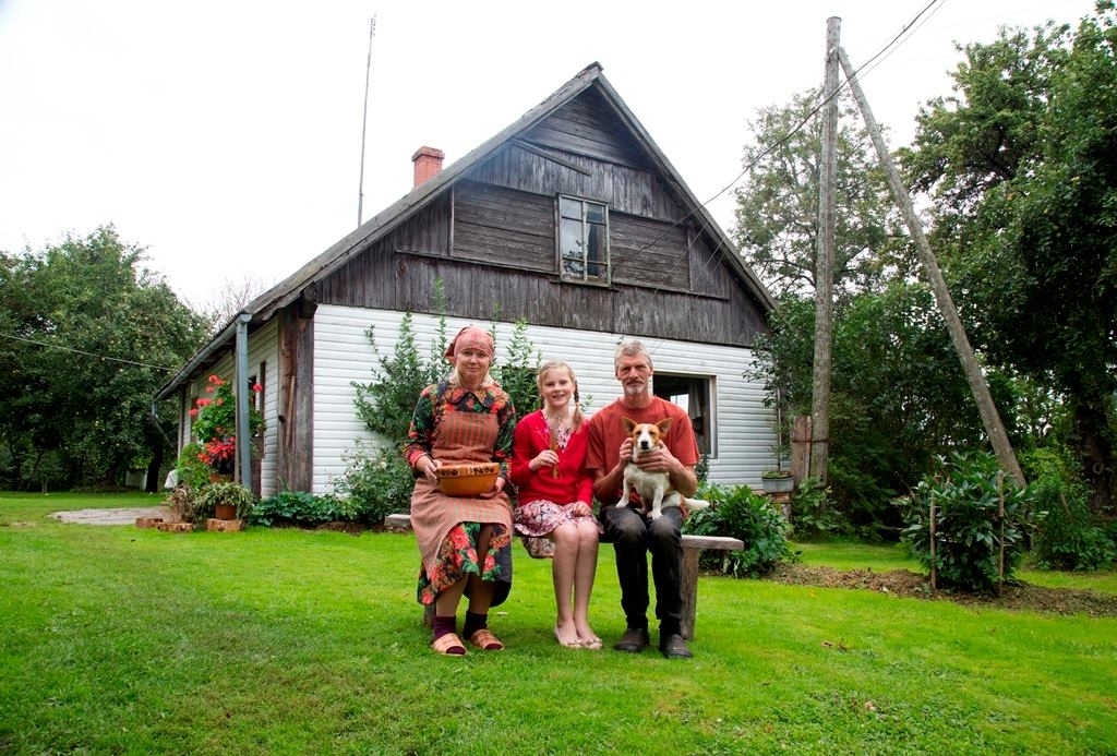 STĀSTS PAR DZĪVI. Filmas galvenie varoņi filmā — ome, opis un mazmeita Dace.