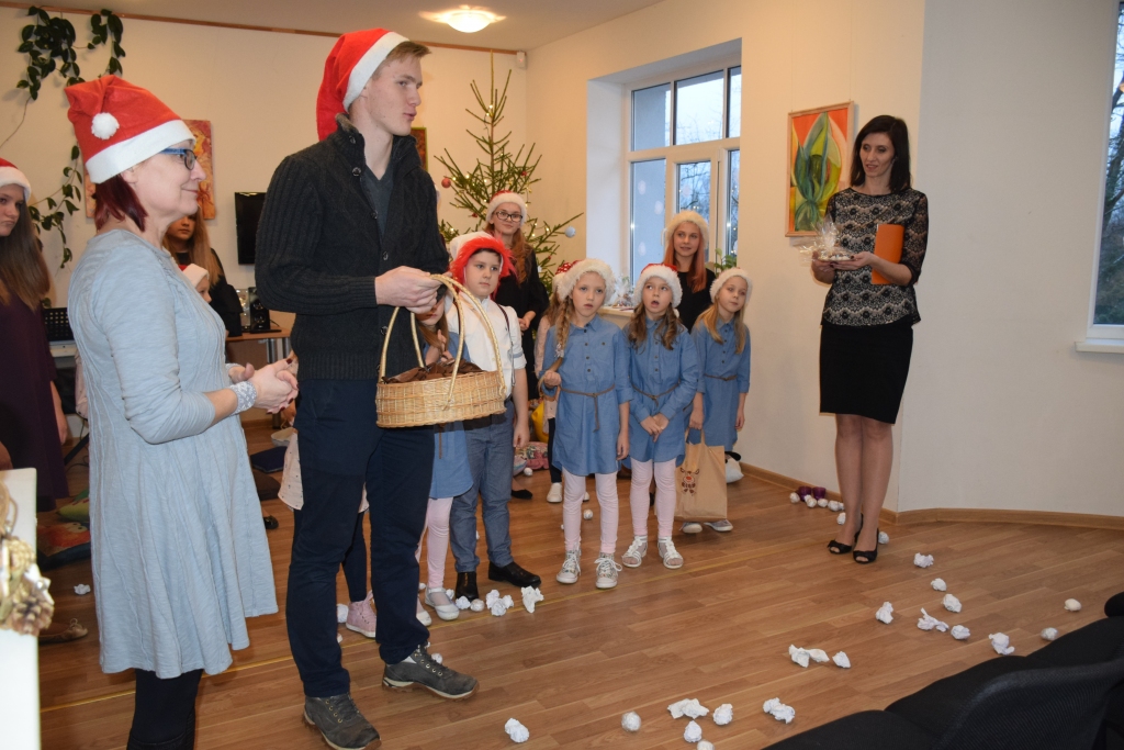 Silvija Brīgere (no kreisās) un Austris Kļaviņš dāvina Skrīveru dienas aprūpes centra klientiem jauniešu ceptās piparkūkas.
Autors: Agita Grīnvalde-Iruka