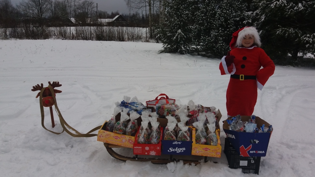 “RIEKSTIŅCIEMA RŪĶIS” ceļā pie Bebru pagasta ļaudīm ar dāvanām.
Autors: no Daigas Andersones albuma